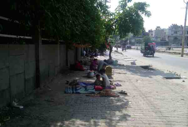 Poor Laborers Live on Open Delhi Pavements