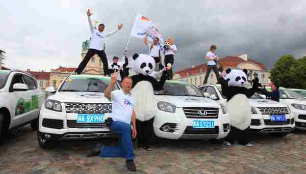 The European fans of giant panda and the SUVs "made in Chengdu" made their stage poses in Charlottenburg Palace in Berlin, Germany