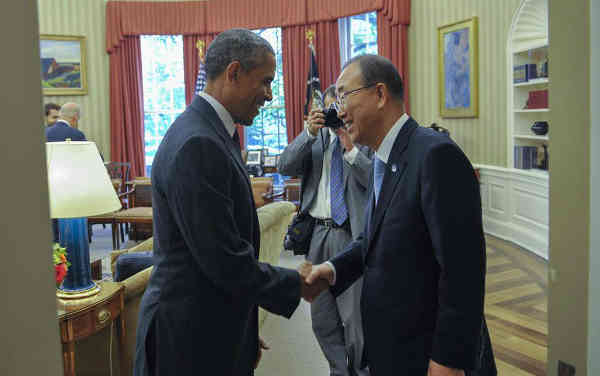 US President Barack Obama (left) greets Secretary-General Ban Ki-moon on his arrival at the White House. UN Photo/Mark Garten