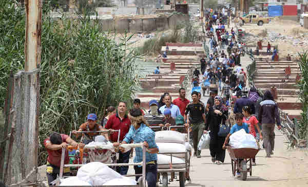 Families fleeing violence in Ramadi, Anbar province, walk across Bzebiz Bridge into Baghdad province in Iraq. Photo: UNICEF / Wathiq Khuzaie