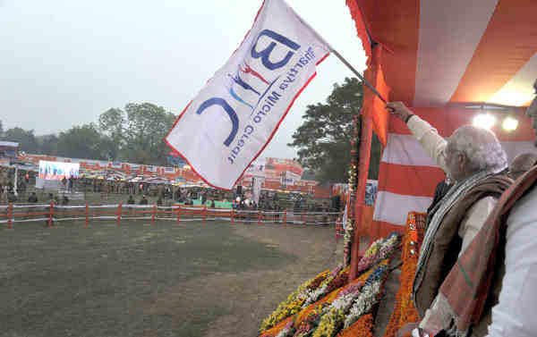 Narendra Modi flagging off the E-rickshaws, at Rickshaw Sangh programme by the Bhartiya Micro Credit, in Lucknow, Uttar Pradesh on January 22, 2016