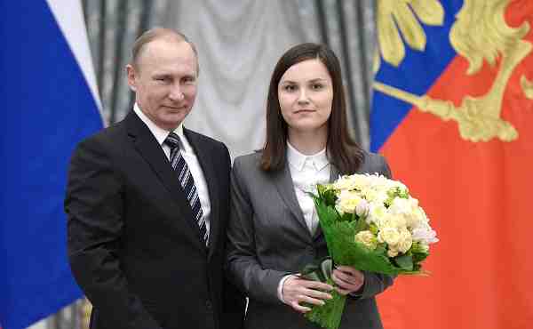 Vladimir Putin with laureate of the 2015 Presidential Prize in Science and Innovation for Young Scientists Yekaterina Proshkina