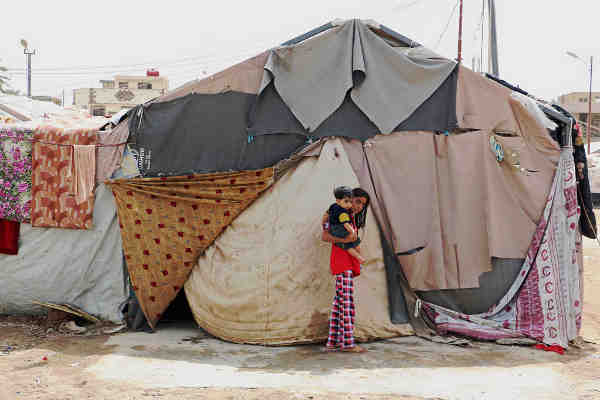 The family living in this tent in Baghdad, Iraq, explained that the camp and the tents were not ready for winter. September 2015. Photo: WFP / Mohammed Al Bahbahani