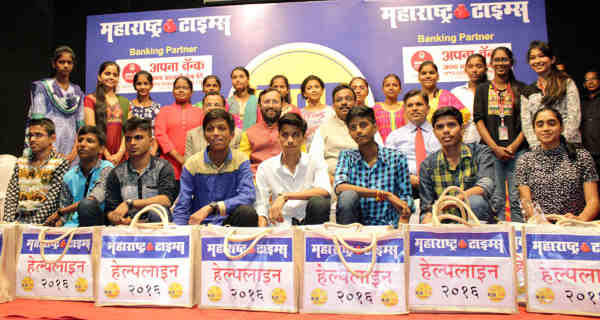 Prakash Javadekar felicitated the students, at the Maharashtra Times Meritorious Poor Students’ felicitation function, in Mumbai on August 19, 2016
