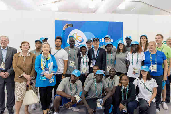 Secretary-General Ban Ki-moon (centre) meets with the Olympic Refugee Team at the Olympic UN Photo / Mark Garten