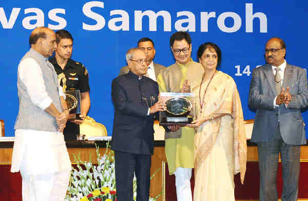 The President, Shri Pranab Mukherjee presented the Official Language awards, at the Hindi Divas Samaroh, in New Delhi on September 14, 2016. The Union Home Minister, Shri Rajnath Singh and the Minister of State for Home Affairs, Shri Kiren Rijiju are also seen.