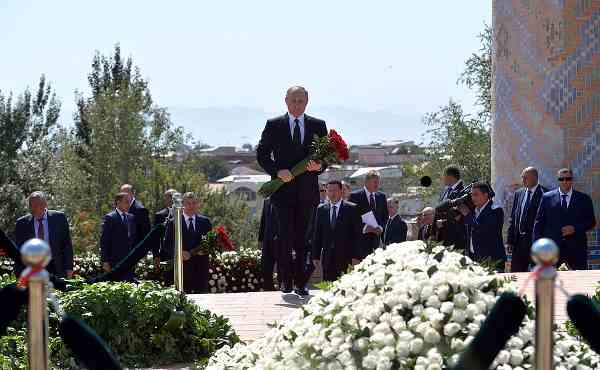 Vladimir Putin Pays Tribute to Islam Karimov