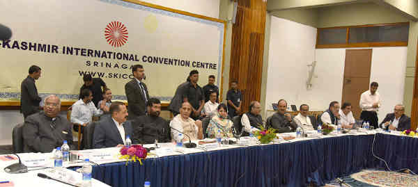 Rajnath Singh chairing the meeting of all-party delegation with the Jammu and Kashmir Government, in Srinagar, Jammu and Kashmir on September 04, 2016. The Union Minister for Finance and Corporate Affairs, Arun Jaitley, the Chief Minister of Jammu and Kashmir, Ms. Mehbooba Mufti and other dignitaries are also seen.