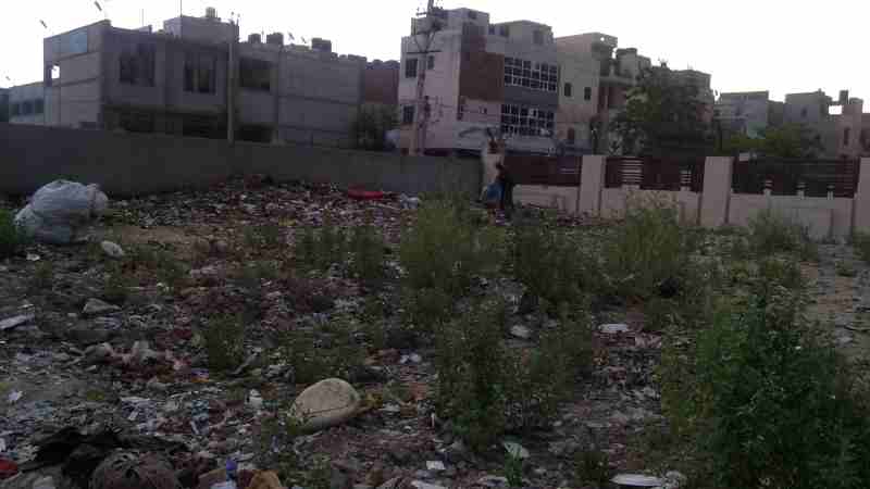 Houses in India are mostly surrounded by stinking waste. Photo: Rakesh Raman