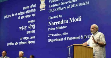 Narendra Modi interacting with IAS officers of the 2014 batch during their Valedictory Session as Assistant Secretaries, in New Delhi on October 27, 2016
