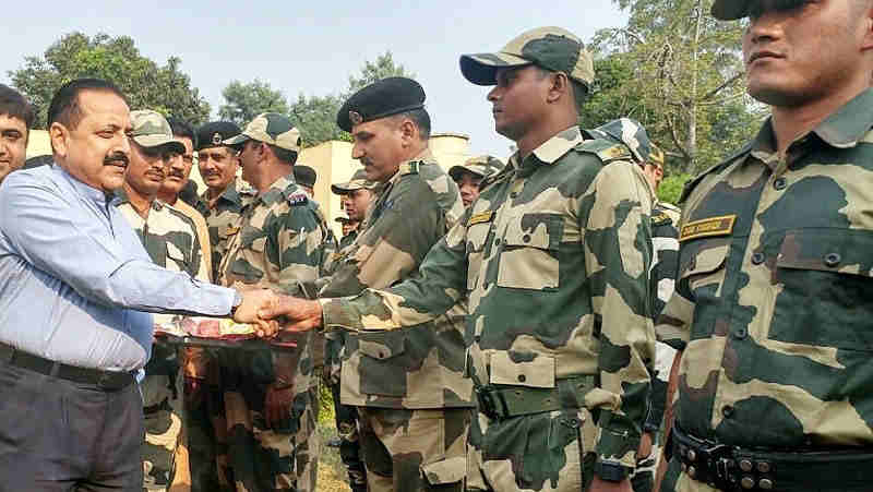 Indian minister Jitendra Singh with the security personnel posted on International Border, in Kathua-Samba belt of Jammu and Kashmir on October 29, 2016