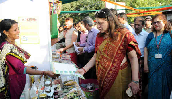 The Union Minister for Women and Child Development, Smt. Maneka Sanjay Gandhi visiting after inaugurating the Women of India Festival-2016 of Organic Products by Women, at Dilli Haat, in New Delhi on October 14, 2016