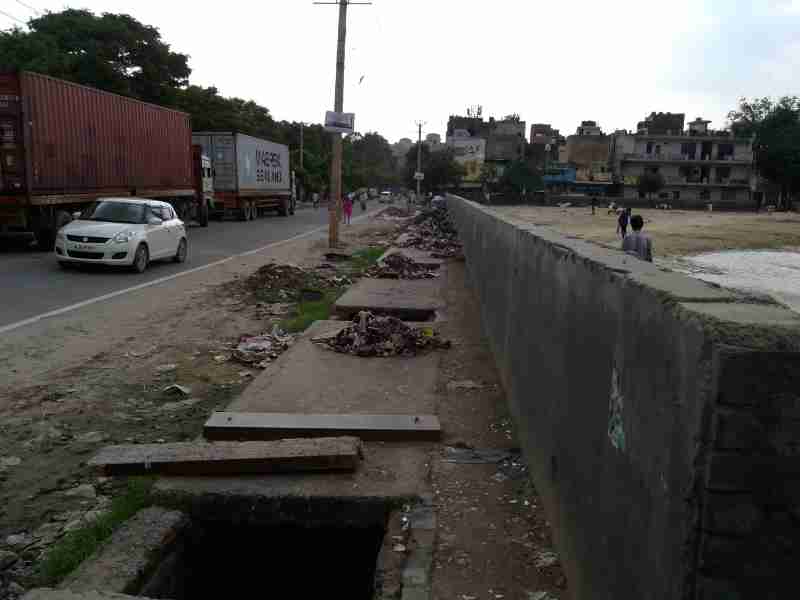 Open pavements, which are full of waste, have become death wells for the citizens of Delhi. Photo: Rakesh Raman