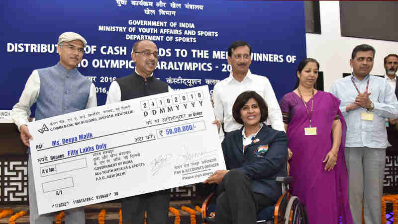 Vijay Goel distributing the cash Award to Ms. Deepa Malik, the medal winner of Rio Olympics / Paralympics 2016, at a function, in New Delhi on October 24, 2016