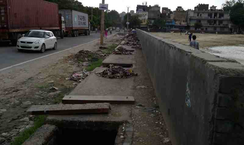 A highly polluted and dirty area near a school and residential colony in New Delhi. Photo: Rakesh Raman