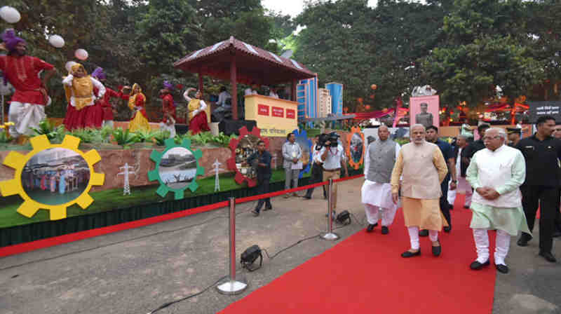 Narendra Modi visiting the exhibition at the Haryana Swarna Jayanti Celebration Ceremony venue, in Gurugram, Haryana on November 01, 2016.