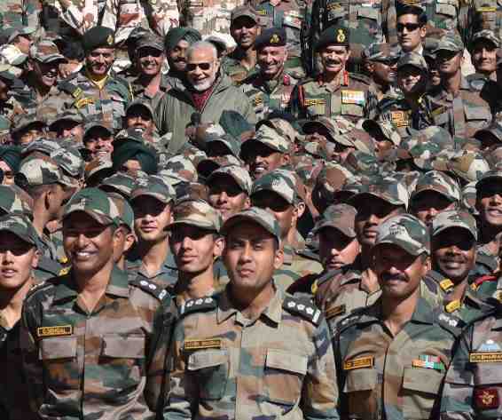 Narendra Modi celebrates Diwali with jawans near India-China border in Himachal Pradesh on October 30, 2016. Photo: Narendra Modi website