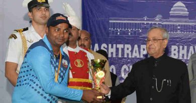 Pranab Mukherjee presented the prizes to the participants of the Rashtrapati Bhavan League T-20 Cricket Tournament - 2016 at President’s Estate, in New Delhi on November 13, 2016