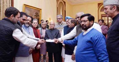 Opposition Parties in India Meeting the President on December 16, 2016 (file photo)