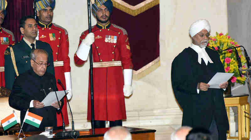The President, Pranab Mukherjee, administering the oath of office to Justice J.S. Khehar, as Chief Justice of India, at a swearing-in ceremony, at Rashtrapati Bhavan, in New Delhi on January 04, 2017.