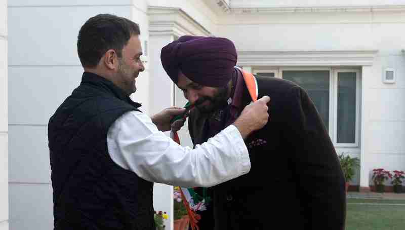 Congress Vice President Rahul Gandhi welcomes Navjot Singh Sidhu into the Indian National Congress