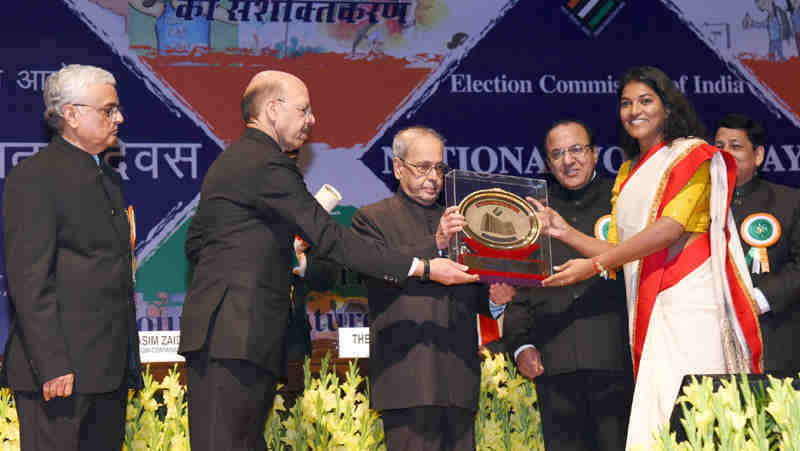 The President, Shri Pranab Mukherjee gave away the National Awards for the Best Electoral Practices, at the 7th National level function of the National Voters’ Day (NVD), in New Delhi on January 25, 2017.