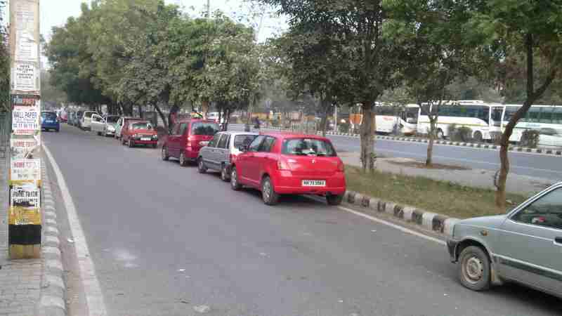 Cars parked on the roads of Delhi block the flow of traffic which can be hazardous. Photo of February 2017 by Rakesh Raman