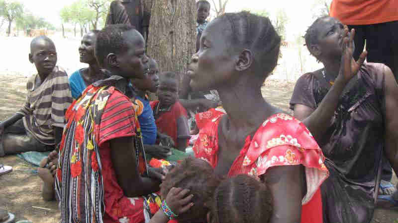 Displaced women and children under a hot sun in South Sudan. Photo: UN