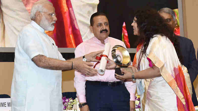 Narendra Modi presenting the award for Excellence in Implementation of Priority Programme Start-Up India under other states category, to Gujarat state, the Industries Commissioner, Ms. Mamta Verma receiving the award, at the 11th Civil Services Day function, in New Delhi on April 21, 2017