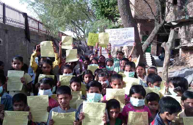 Children demonstrating in the streets of New Delhi so that the Indian government should protect them from dust and noise pollution coming from extended construction activity. Photo by Rakesh Raman