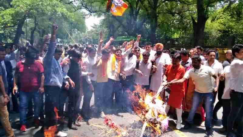 Delhi BJP workers burned effigies of Congress leaders Sonia Gandhi and her son Rahul Gandhi.