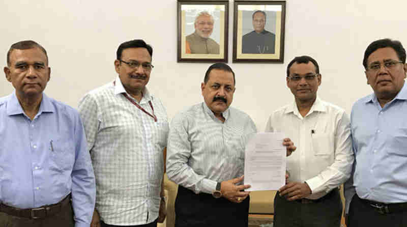 Dr. Jitendra Singh receiving a memorandum from a delegation of DANICS officers, in New Delhi on May 22, 2017.