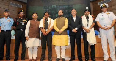 Prakash Javadekar honoured the Param Veer Chakra heroes, at the inauguration of the “VIDYA, VEERTA ABHIYAAN”, in New Delhi on May 02, 2017