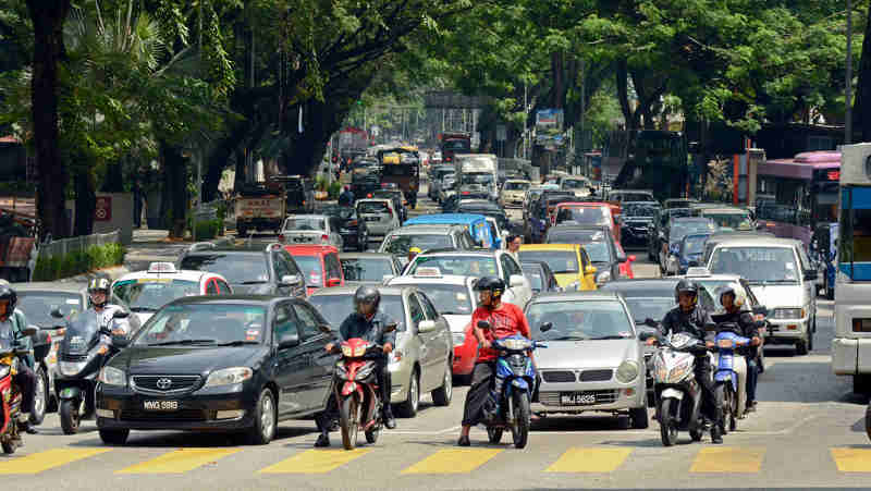 Road traffic in Kuala Lumpur, Malaysia. Photo: Trinn Suwannapha / World Bank