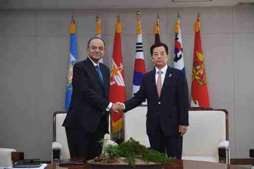 India's Finance Minister Arun Jaitley with Deputy Prime Minister and the Finance Minister of the Republic of Korea, Kim Dong-yeon