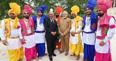 The Prime Minister, Shri Narendra Modi and the Prime Minister of Portugal, Mr. Antonio Costa with the performers from Indian community during his visit to Comunidade Hindu de Portugal, a Hindu Temple, in Lisbon, Portugal on June 24, 2017.