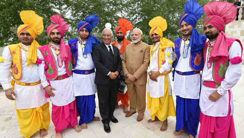 The Prime Minister, Shri Narendra Modi and the Prime Minister of Portugal, Mr. Antonio Costa with the performers from Indian community during his visit to Comunidade Hindu de Portugal, a Hindu Temple, in Lisbon, Portugal on June 24, 2017.