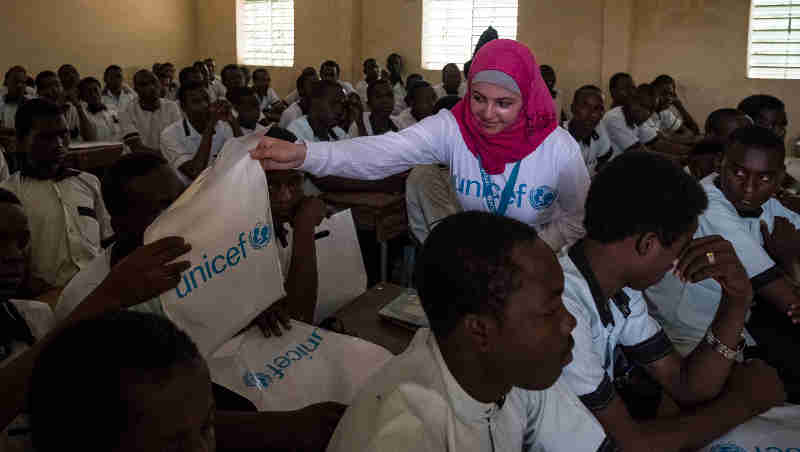 Syrian refugee and education activist Muzoon Almellehan hands out UNICEF school kits to students of a Koranic School, where UNICEF is currently studying the feasibility to strengthen the capacity of Koranic Schools, in in N’Djamena, Chad, Saturday 22 April 2017.