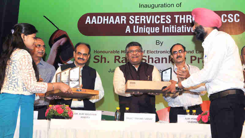The Union Minister for Electronics & Information Technology and Law & Justice, Shri Ravi Shankar Prasad presenting the award for outstanding performance, at the inauguration of the workshop on “Aadhaar Services - A Unique Initiative through CSC”, in New Delhi on July 11, 2017.