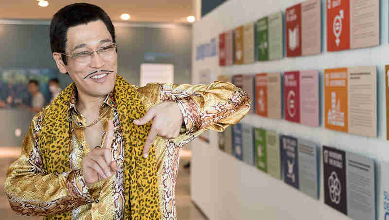 Piko Taro shows his 17 (Goals) sign in front of ‘Spotlight on SDGs’ photo exhibition on 17 July 2017 at United Nations Headquarters in New York. Photo: UN Photo/Mark Garten