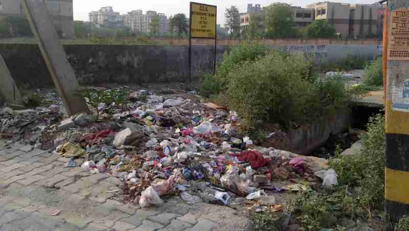 Another dangerous site spreading pollution just near a Delhi government school building. Photo: Rakesh Raman