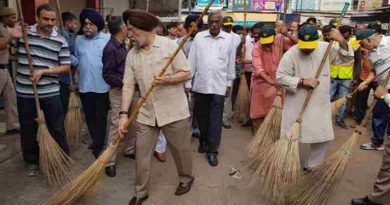 India's Minister of Housing & Urban Affairs Hardeep Singh Puri participating in 'Swacchata Hi Sewa' campaign at Sarojini Nagar Market in NDMC area on September 17, 2017.