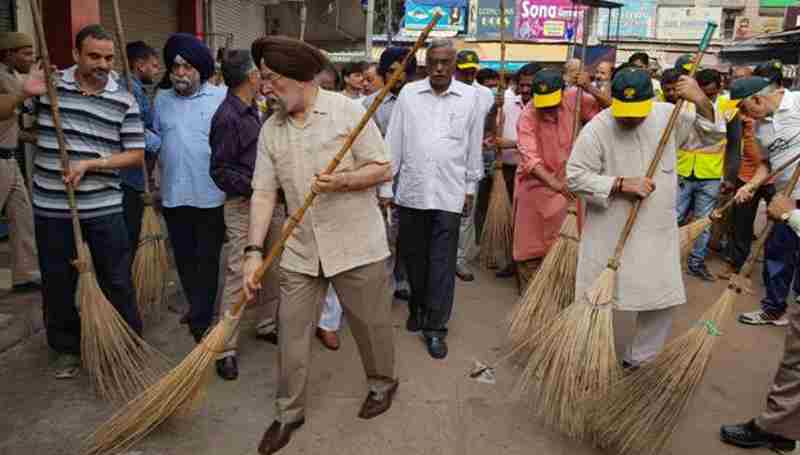 India's Minister of Housing & Urban Affairs Hardeep Singh Puri participating in 'Swacchata Hi Sewa' campaign at Sarojini Nagar Market in NDMC area on September 17, 2017.