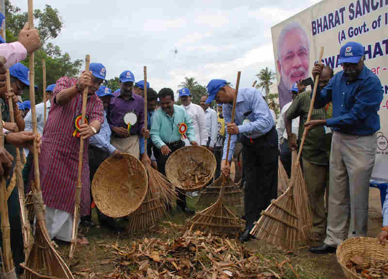 India's Minister of State for Communications and Railways, Manoj Sinha clearing the garbage as part of ‘Swachhta Hi Sewa’ campaign, at Rajiv Gandhi Telecom Training Centre (RTTC), in Chennai on September 17, 2017. 