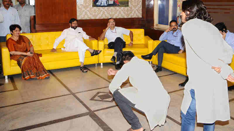 The Union Minister for Consumer Affairs, Food and Public Distribution, Shri Ram Vilas Paswan witnessing the Nukkad Natak on Swachhta, organised by the Department of Food and Public Distribution, in New Delhi on September 28, 2017. The Secretary, Department of Food & Public Distribution, Ms. Preeti Sudan is also seen.