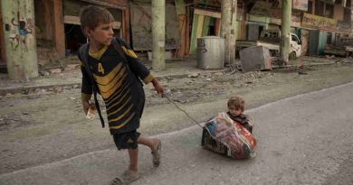 A boy pulls his sibling on a make-shift sledge outside the Old City after fleeing heavy fighting in Mosul, Iraq, Thursday 6 July 2017. Photo: UNICEF