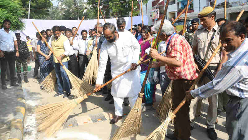 The Minister of State for Home Affairs, Shri Hansraj Gangaram Ahir participating in Swachhta Hi Sewa Programme, in New Delhi on September 26, 2017.