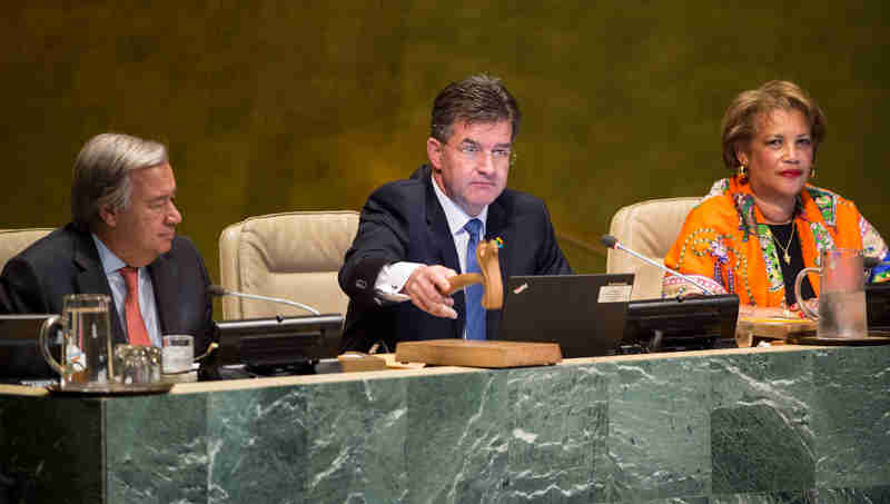 Miroslav Lajčák (centre), President of the 72nd session of the General Assembly, gavels open the session’s first meeting. He is flanked by Secretary-General António Guterres (left) and Catherine Pollard, Under-Secretary-General for General Assembly and Conference Management. Photo: UN Photo/Kim Haughton