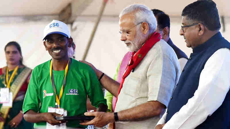 The Prime Minister, Shri Narendra Modi felicitating the Trainees under the Pradhan Mantri Gramin Digital Saksharta Abhiyan, at the dedication ceremony of the newly constructed building of IIT, Gandhinagar to the nation, in Gujarat on October 07, 2017. The Union Minister for Electronics & Information Technology and Law & Justice, Shri Ravi Shankar Prasad is also seen.