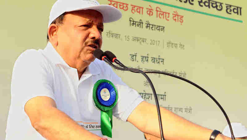 Dr. Harsh Vardhan addressing the gathering at the flag-off ceremony of a Mini-Marathon - “Run for Clean Air”, in New Delhi on October 15, 2017